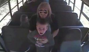 Elle sauve un enfant qui a avalé une pièce de monnaie dans un bus