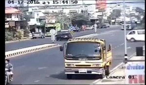 Enorme accident : une voiture imprudente percutée par un camion citerne
