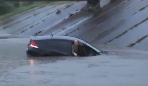 Un reporter sauve un homme en direct lors des inondations au Texas
