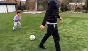 Cristiano Ronaldo se prend une panenka par son fils ! C’est fou !
