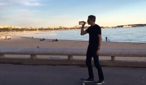 Tony Hawk boit du rosé en skate sur la Croisette à Cannes