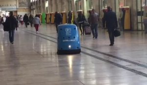 Robot nettoyeur en action à la gare de Lyon