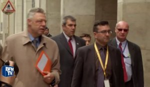 Attentats de Bruxelles: un mois après, les parlementaires belges déposent une gerbe à la station Maelbeek