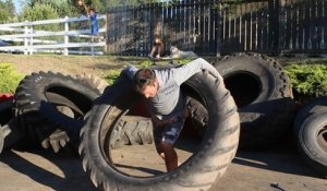 Faire du hula hoop avec un pneu géant de 54 kg