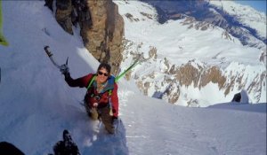 Une descente impressionnant dans un duo snowboard et ski