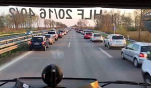 Voitures rangées sur l'autoroute pour laisser passer les secours en Allemagne