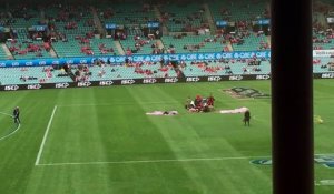 Un parachutiste australien s'écrase sur la pelouse avant un match