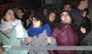 Des manifestants protestent lors de l’évacuation des migrants du lycée Jean Jaurès à Paris