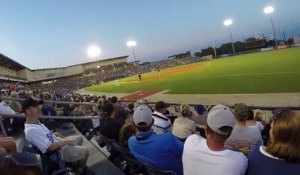 Ce fan de baseball réalise le "catch" parfait en plein match depuis les tribunes