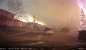 Caméra embarquée d'une voiture échappant à l'incendie majeur au Canada