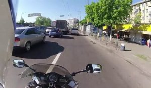 Un motard poursuit un voleur et récupère un sac à main