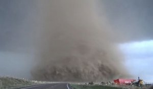 Il s'approche de très près d'une tornade pour la filmer (Colorado)