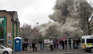 Quand un bus photobomb la démolition d'un immeuble