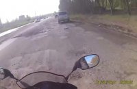 Un chauffard coupe la route à un motard et le renverse. Crash violent
