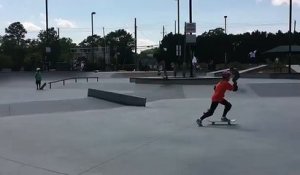 Bébé moqueur dans un skatepark
