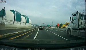 Un camion se renverse au milieu de l'autoroute.