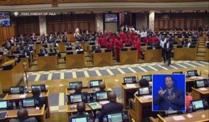 Afrique du Sud: Une violente bagarre éclate au Parlement entre des députés et le service d'ordre - Regardez