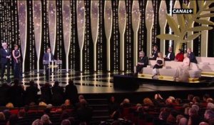 Xavier Dolan en larmes, rend un hommage en recevant le prix du Jury