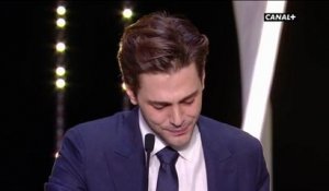 Xavier Dolan en larmes, rend un hommage en recevant le prix du Jury