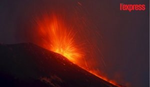 Des crachats de lave impressionnants au sommet de l'Etna