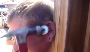 Un homme se fait planter un clou dans l’oreille et gagne 1000 dollars (vidéo)