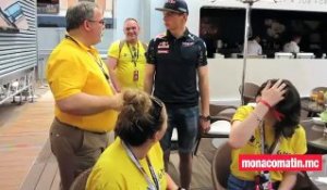 Max Verstappen (pilote Red Bull-Renault) visite les enfants malades