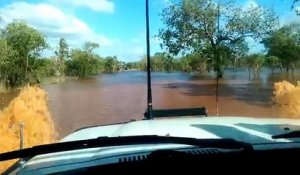 Un Land Cruiser traverse une rivière