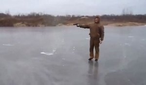 Un abruti tire au pistolet sur la glace