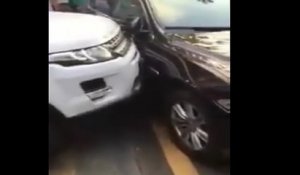 Un automobiliste en colère contre une voiture garée en double file