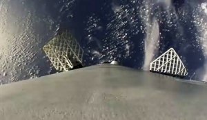 Atterrissage d'une fusée Space X en pleine mer vu d'une caméra embarquée