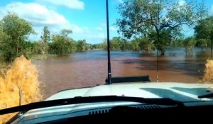 Un Land Cruiser traverse une rivière