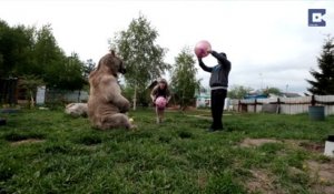 Cette famille russe mange avec un ours tout les midi depuis 23 ans... Surréaliste