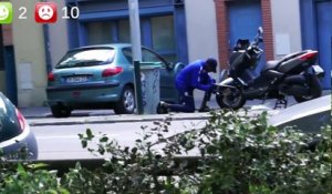 Il fait semblant de voler un scooter et se fait arrêter par la police... Blague raté