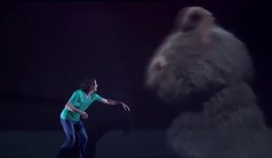 Attaque d'un ours géant... en peluche filmé de très près lol