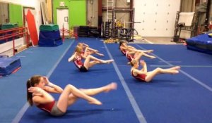 Ces gymnastes font leurs exercices d'abdos de manière originale