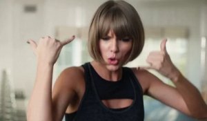 Taylor Swift fait du rap sur un tapis de course et se vautre