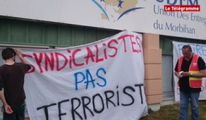 Caudan (56). Une centaine de manifestants devant le Medef Morbihan