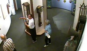 Cet homme n'aurait dû jamais toucher une horloge exposée dans ce musée