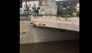 Inondations en France : des jeunes plongent dans l'eau à Orléans