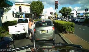 Road rage : cet automobiliste attaqué panique et fonce sur une voiture pour s'échapper
