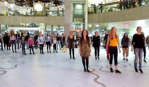 Cette fille s'avance en solo en plein milieu d'un centre commercial, ce qu'elle fera va éblouir tout le monde !