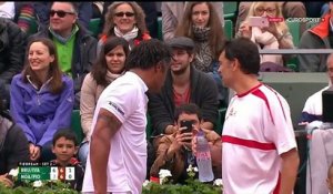 Yannick Noah propose un verre en plein match à son adversaire lors du tournoi des légendes de Roland Garros