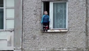 Un enfant de 2 ans joue sur le rebord de sa fenêtre sans surveillance !