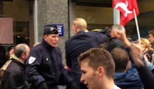 Emmanuel Macron est accueilli par des jets d'oeufs à Montreuil