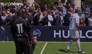 Pelé et Maradona réunis pour un mini-match de foot à Paris