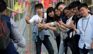 Le plus long pont en verre du monde inauguré en Chine