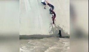 Chaine humaine pour sauver un chien dans l'eau