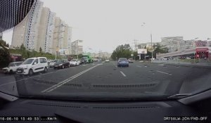Un chauffard en BMW termine contre un poteau !