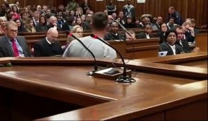 Oscar Pistorius marche sur ses moignons au tribunal afin d'émouvoir la juge