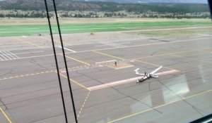 Décolage d'avions dans des mini tornades sur un aéroport